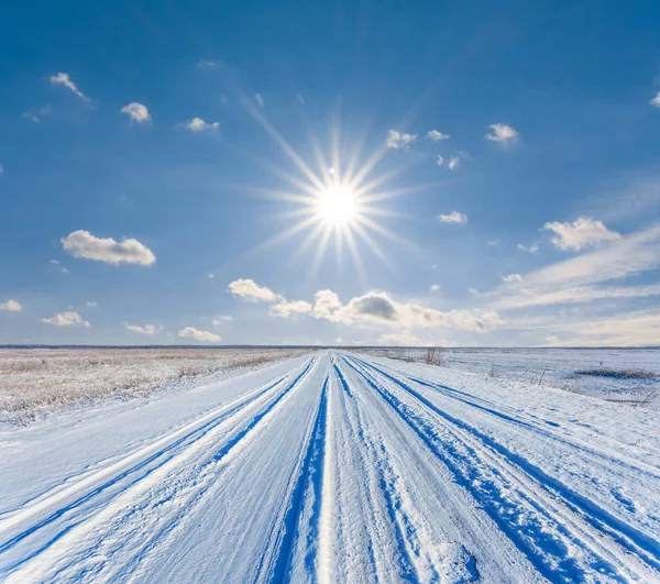 Route Travers Une Plaine Hivernale Enneigée — Photo