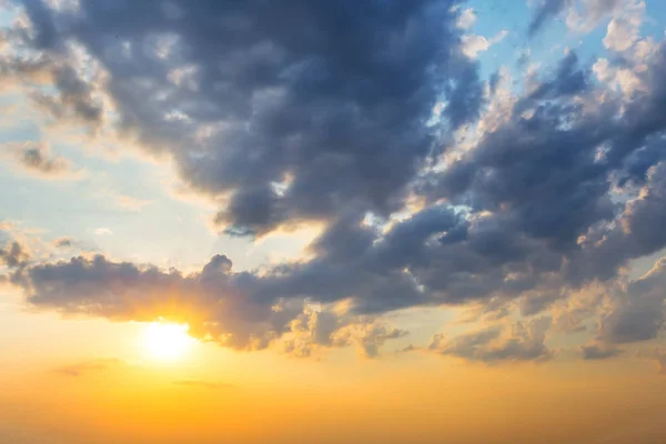 Pôr Sol Dramático Fundo Céu Nublado — Fotografia de Stock