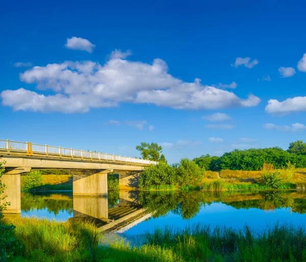 Beau Petit Pont Blanc Sur Une Rivière — Photo