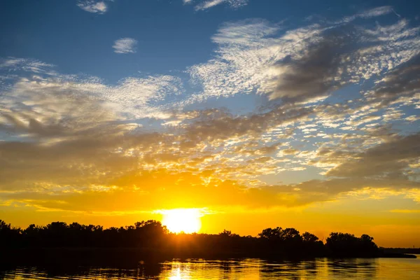 Dramatische Zomer Zonsondergang Een Rivier — Stockfoto