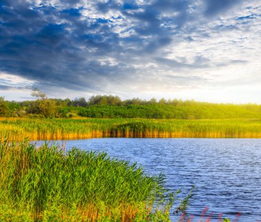 güzel yaz nehir olay yerinde günbatımı