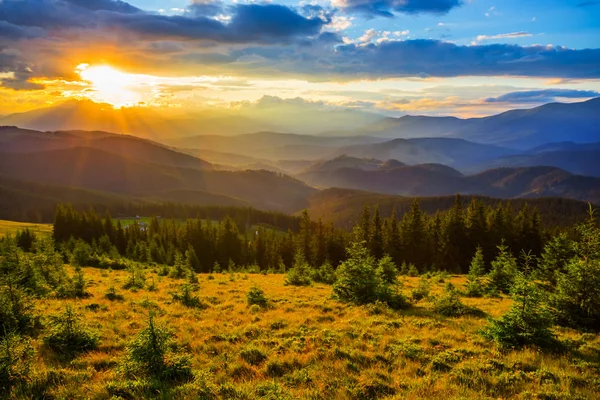 Krásné Horské Údolí Dramatický Západ Slunce — Stock fotografie
