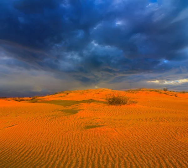 在剧烈多云的天空下的红色沙地沙漠 — 图库照片