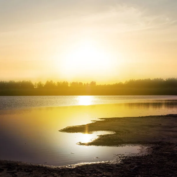 Cichej Blady Zachód Słońca Nad Jeziorkiem — Zdjęcie stockowe