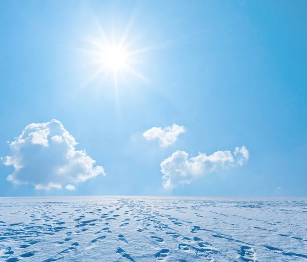 Χειμώνα Χιονισμένα Κάμπο Κάτω Από Έναν Ήλιο Λάμψη — Φωτογραφία Αρχείου