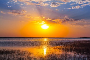 küçük bir sessiz göl üzerinde güzel dramatik gün batımı