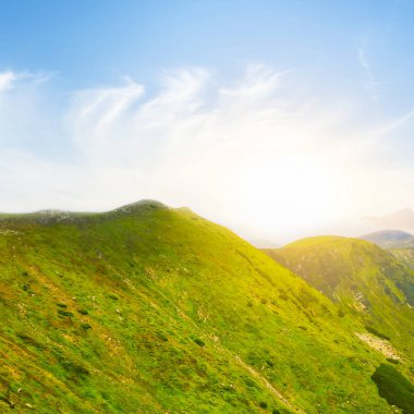güneş ışınlarının yeşil dağ sırtı