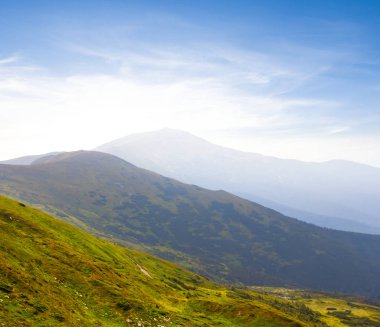 Mavi sisli yeşil dağ vadisi