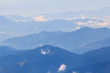 güzel mavi dağ zinciri siluet sis içinde