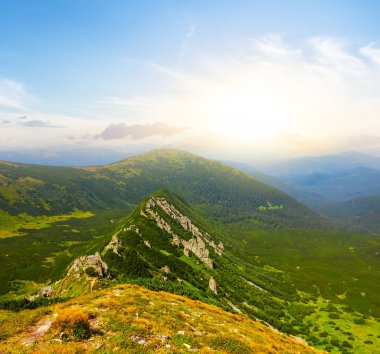 yeşil dağların arasında güneş Yükseliyor