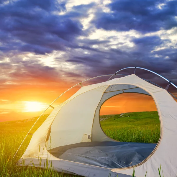 Tenda Turística Branca Entre Colinas Verdes Pôr Sol — Fotografia de Stock