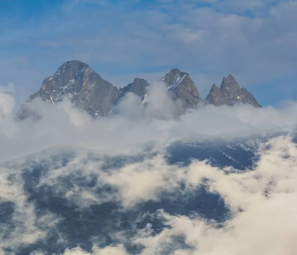 Vysokohorský Ridge Scéna Husté Mraky — Stock fotografie