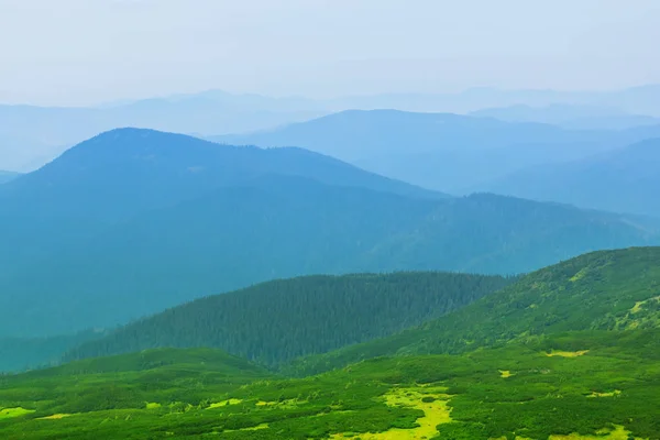 Krásné Modré Mlhavá Horská Krajina — Stock fotografie