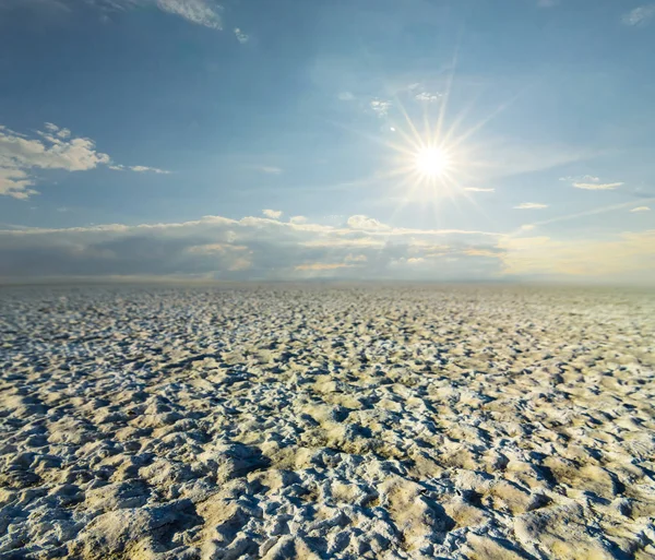 Bir Işıltı Güneş Altında Kuru Tuzlu Manzara — Stok fotoğraf