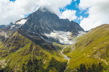 ' nin yoğun bulutlar dağ