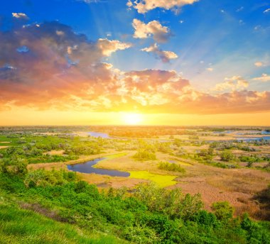 küçük nehir, gün batımında ovaları