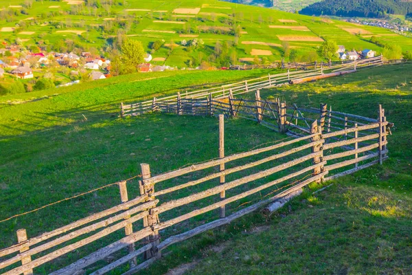 Cerca Madera Primer Plano Entre Pueblo Montaña —  Fotos de Stock