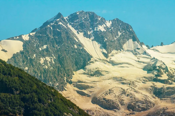 Majestueuze Berg Boven Een Sneeuw — Stockfoto