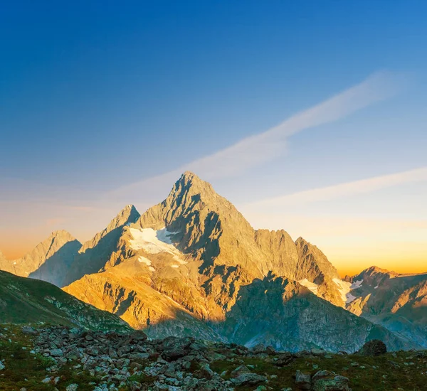 Ensamma Berget Peak Tidigt Morgonen — Stockfoto