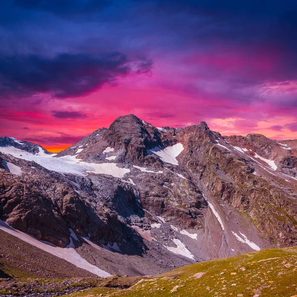 Гірський Хребет Драматичному Заході Сонця — стокове фото