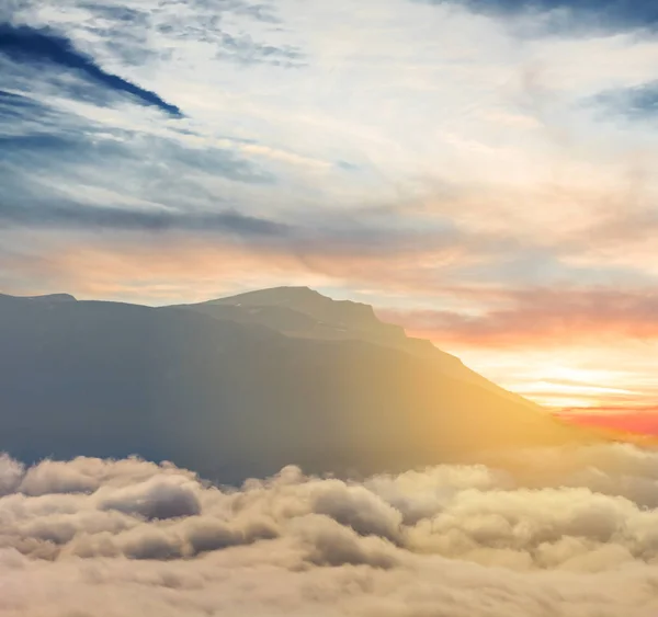 Monte Silhueta Acima Uma Densa Nuvens Pôr Sol — Fotografia de Stock