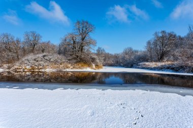 Kış nehir akışı bir orman yoluyla dondurulmuş