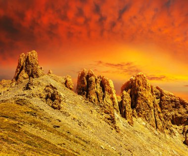 kırmızı bir dramatik günbatımı arka plan üzerinde dağ zinciri