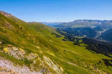 güzel yeşil dağ Vadisi manzara