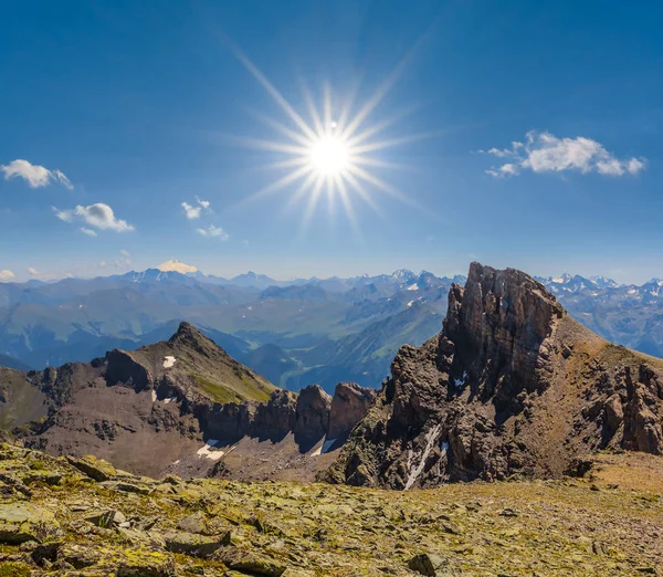 Rocky Mount Üst Bir Işıltı Güneş Altında — Stok fotoğraf