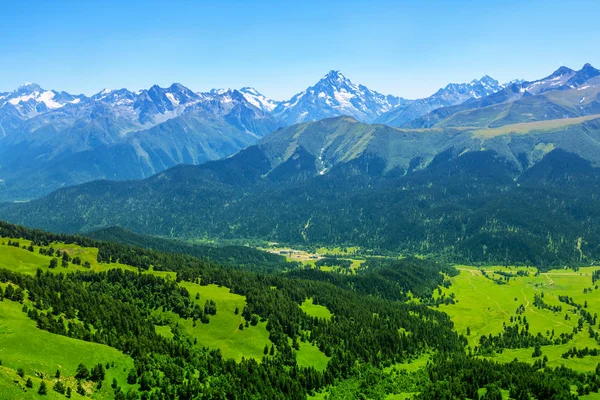 绿色的山谷和蓝色的岩石链在雪地里 — 图库照片