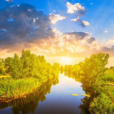 sessiz yaz Nehri akış için bir akşam güneşi