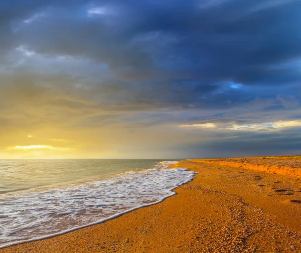 Bahía Mar Arenoso Bajo Cielo Nublado Dramático Atardecer —  Fotos de Stock