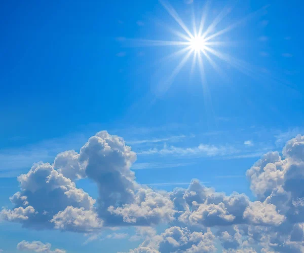 Cielo Azul Nublado Con Sol Brillante — Foto de Stock