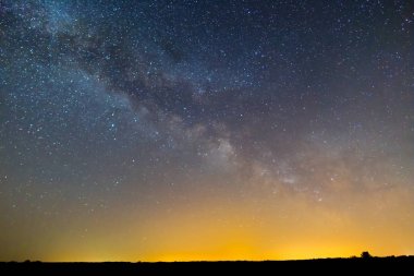 gece yıldızlı gökyüzü ile Samanyolu