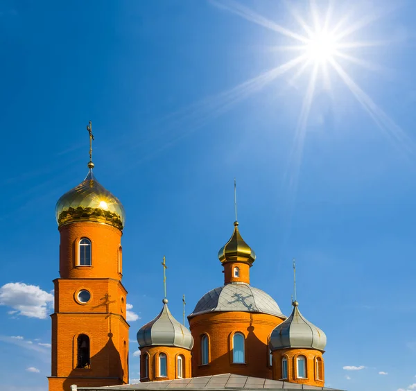 Chiesa Cristiana Uno Sfondo Blu Cielo Sotto Sole Scintillante — Foto Stock