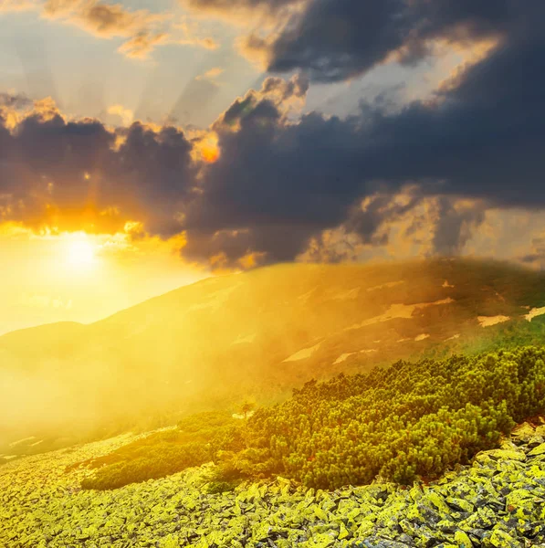 Скелястий Гірський Схил Драматичному Заході Сонця — стокове фото