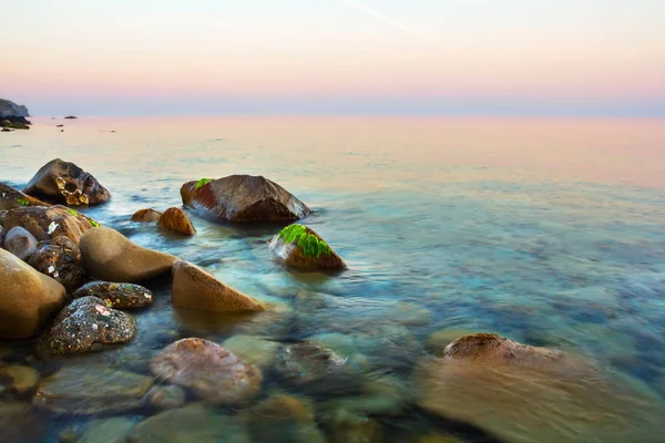 Rustige Smaragdgroene Zee Baai Voor Een Zonsopgang — Stockfoto