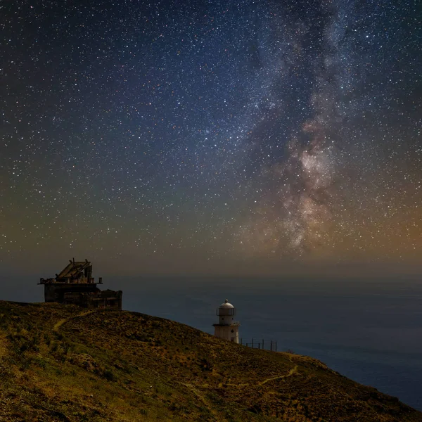 Gece Çekimi Deniz Pelerin Altında Bir Samanyolu Deniz Feneri — Stok fotoğraf