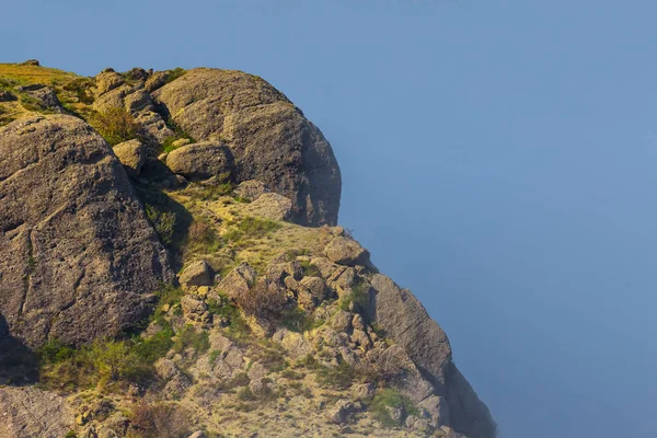 Zbliżenie Mount Clope Wśród Gęstej Mgły — Zdjęcie stockowe