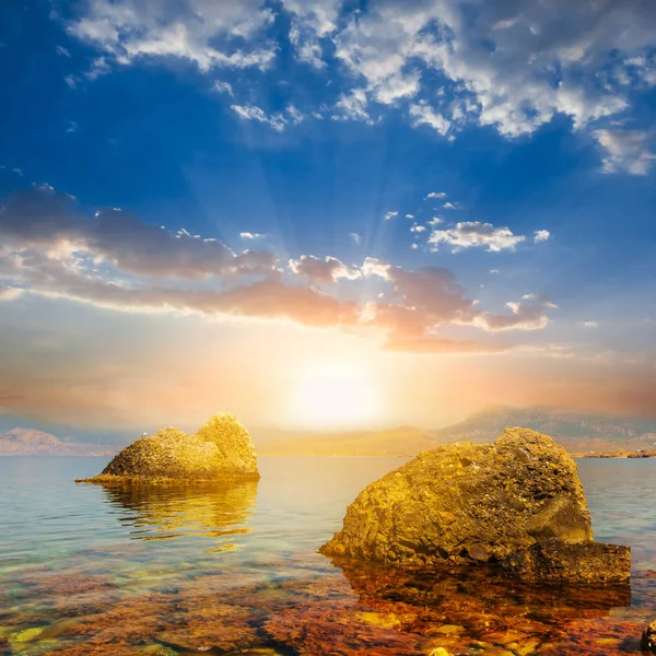 Ήσυχη Θάλασσα Στον Κόλπο Πέτρες Στο Ηλιοβασίλεμα — Φωτογραφία Αρχείου