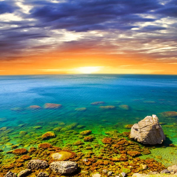 Smaragdgrüne Meeresbucht Beim Dramatischen Sonnenuntergang — Stockfoto