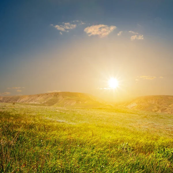 Зеленая Горная Долина Травой Закате — стоковое фото