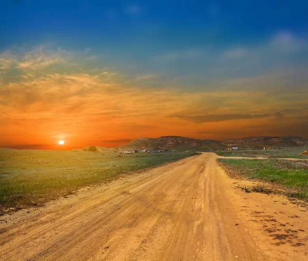 Grond Weg Onder Een Groene Vlakte Dramatische Zonsondergang — Stockfoto