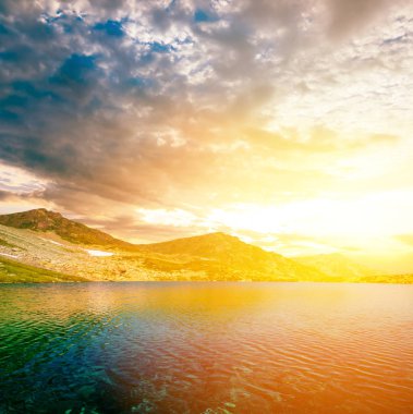 Sessiz dağ Gölü üzerinde dramatik günbatımı