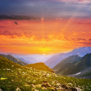 bir dağ Vadisi üzerinde kırmızı dramatik günbatımı