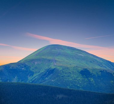 bir sabah erken gökyüzü üstüne monte