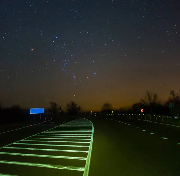 Gece Çekimi Gece Yıldızlı Gökyüzü Altında Asfalt Yolu — Stok fotoğraf