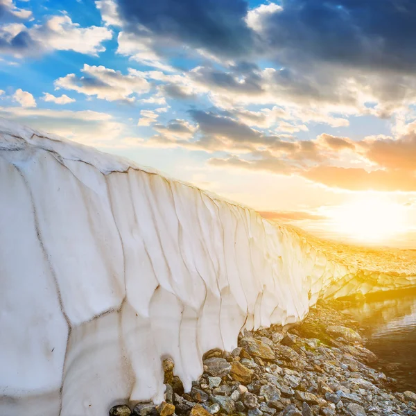 Kar Duvar Bir Dağ Gölü Kıyısında — Stok fotoğraf