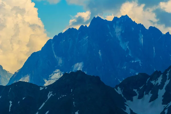 Hohe Silhouette Auf Blauem Himmel — Stockfoto