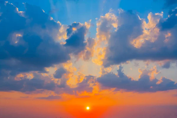 日没の背景 劇的な曇りの空に夕日 — ストック写真